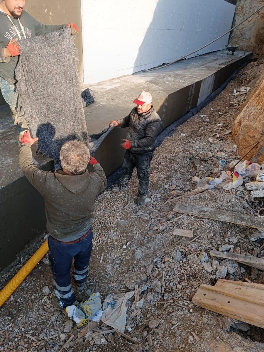 İzmir’de bina temel izolasyonu uygulaması, toprak altı su yalıtımı yapılan yapı temeli