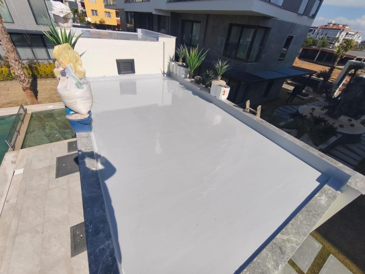 İzmir’de teras su izolasyonu uygulaması, çatlaklara karşı uzun ömürlü yalıtım kaplaması yapılan bina terası