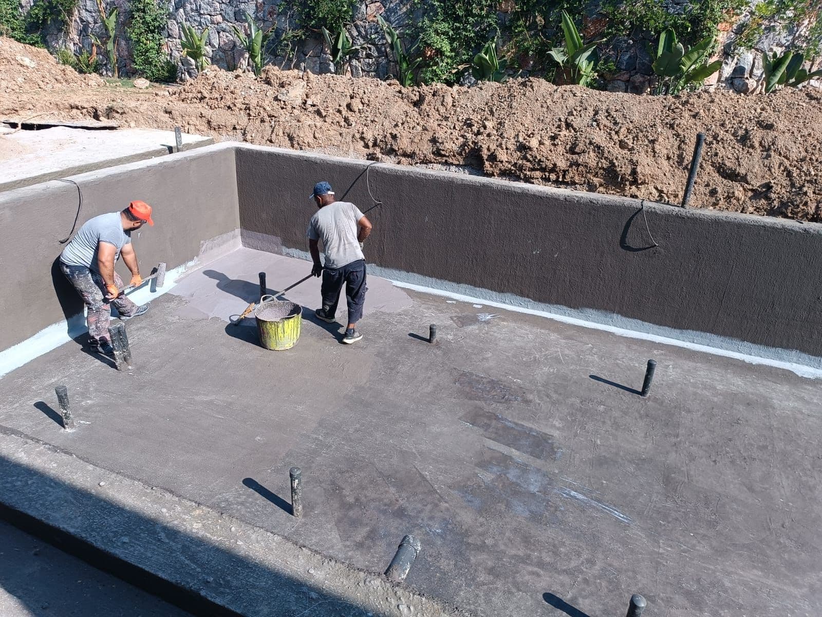 İzmir’de havuz izolasyonu uygulaması, havuz içi su yalıtımı yapılan profesyonel yüzme havuzu